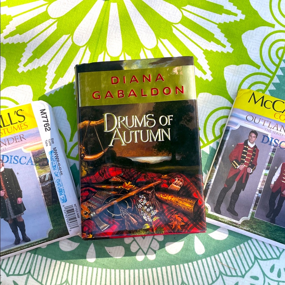 OUTLANDER DRUMS/AUTUMN LOT FIRST EDITION HARDCOVER + 2 uncut Costume Patterns